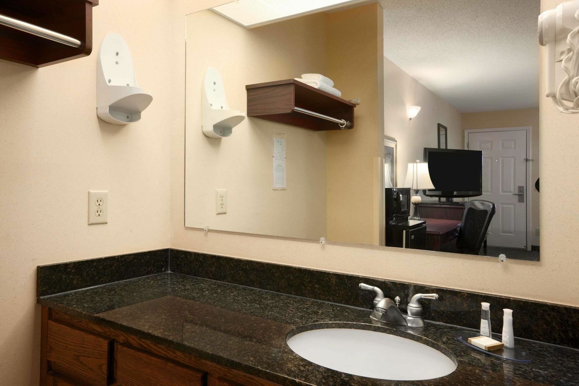 Hotel Baymont By Wyndham Gaffney Chambre photo